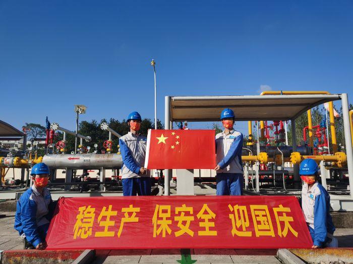3.4堅守-9月29日,省天然氣公司紅安分輸站員工與國旗同框(拍攝:汪中圓) 3.4堅守-9月29日,省天然氣公司紅安分輸站員工與國旗同框(拍攝:汪中圓)