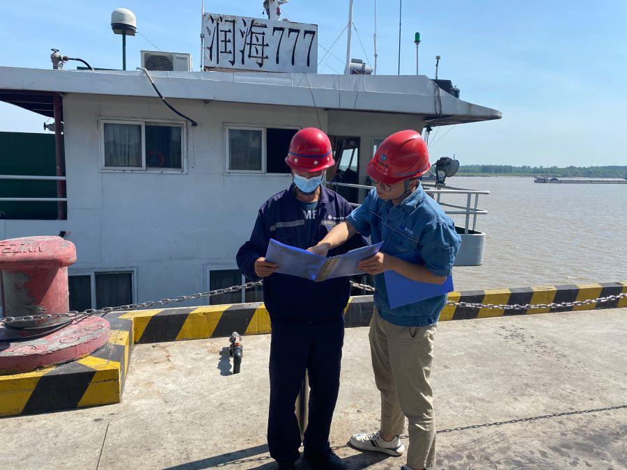 計(jì)劃員對(duì)裝船指導(dǎo)員進(jìn)行岸電使用表培訓(xùn)（攝影：嚴(yán)創(chuàng)）