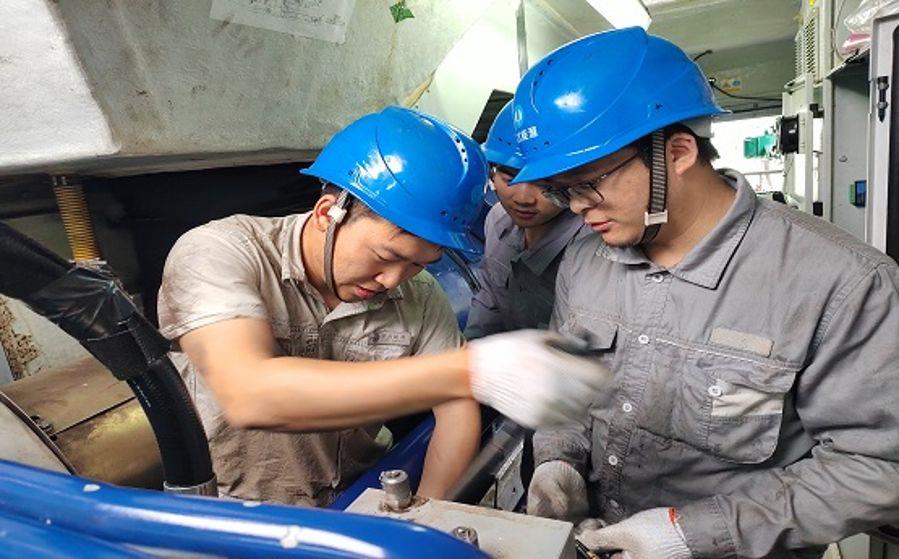 檢修人員正在處理風機變槳系統故障（攝影：劉運樓）